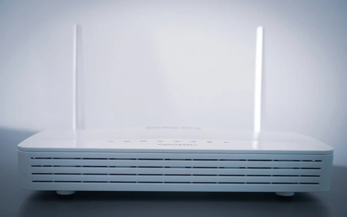 Mesh ou repetidor: qual resolve o Wi-Fi fraco em 2026 Roteador mesh e repetidor de sinal Wi-Fi lado a lado em ambiente doméstico
