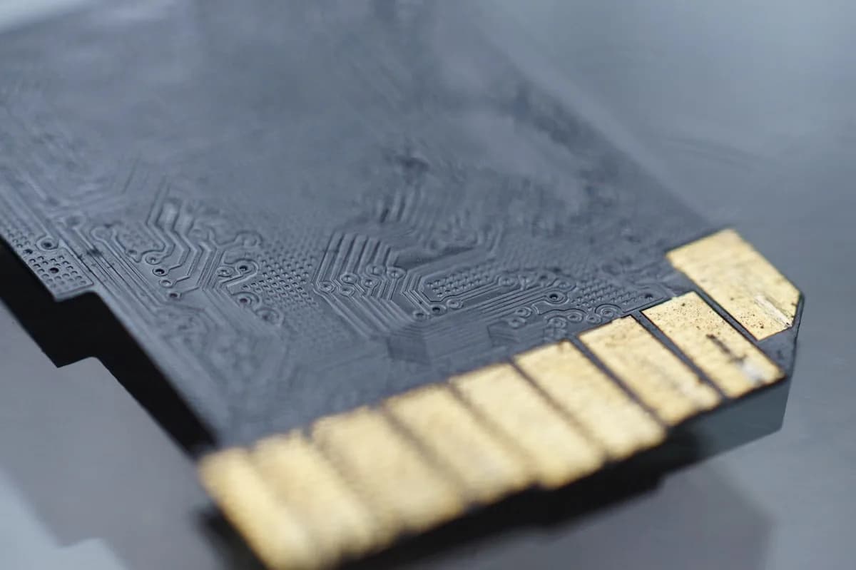 MicroSD ou SSD no Steam Deck: Qual Vale Mais a Pena Macro dos contatos dourados de um cartão microSD, plano de fundo escuro desfocado