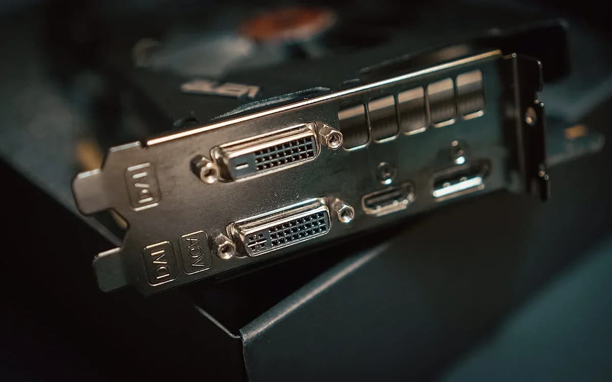 Mini PC Dá para Upar Memória e SSD? Guia 2026 Mini PC compacto em setup gamer com monitor e periféricos sobre mesa