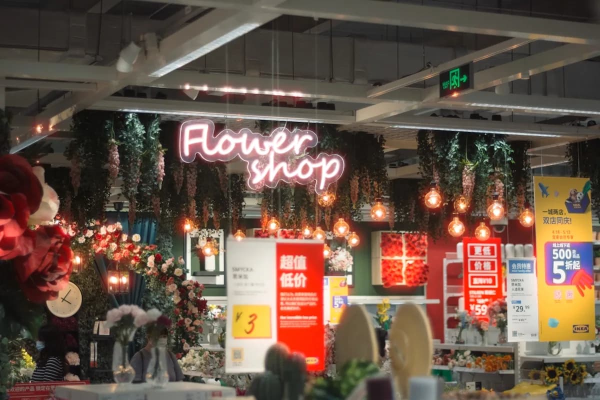 Neon LED vale a pena para decoração em 2026 Fachada de loja iluminada por painéis verticais de neon rosa à noite, criando efeito visual intenso