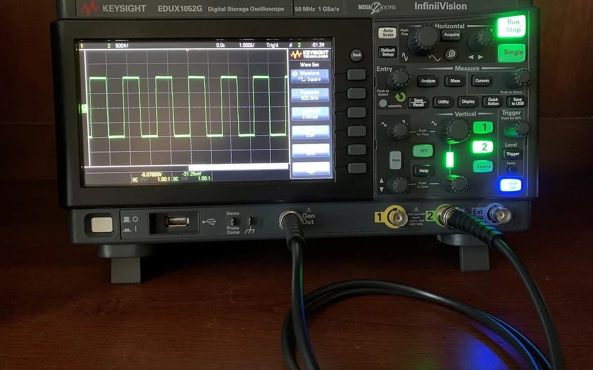 Nobreak senoidal ou onda quadrada: qual escolher para seu setup Comparativo entre nobreak senoidal e onda quadrada com osciloscópio mostrando os formatos de onda