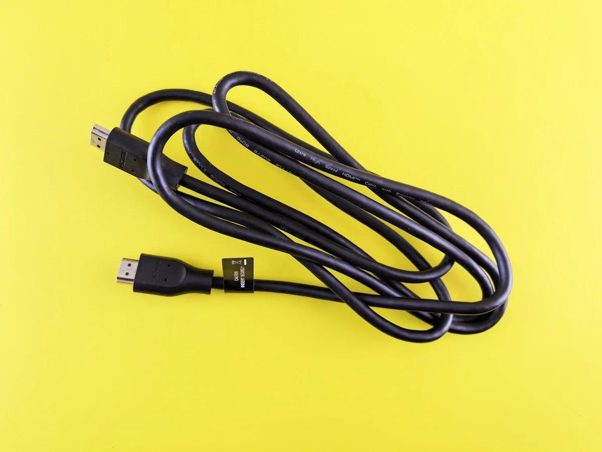O que é HDMI 2.1 e por que importa para games Porta HDMI 2.1 em painel traseiro de TV gamer com cabo Ultra High Speed conectado para 4K 120Hz