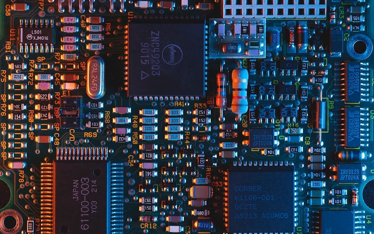 O que é Nobreak Senoidal Pura? Guia Completo (2026) Nobreak com saída senoidal pura conectado a PC gamer — proteção contra queda de energia com onda limpa