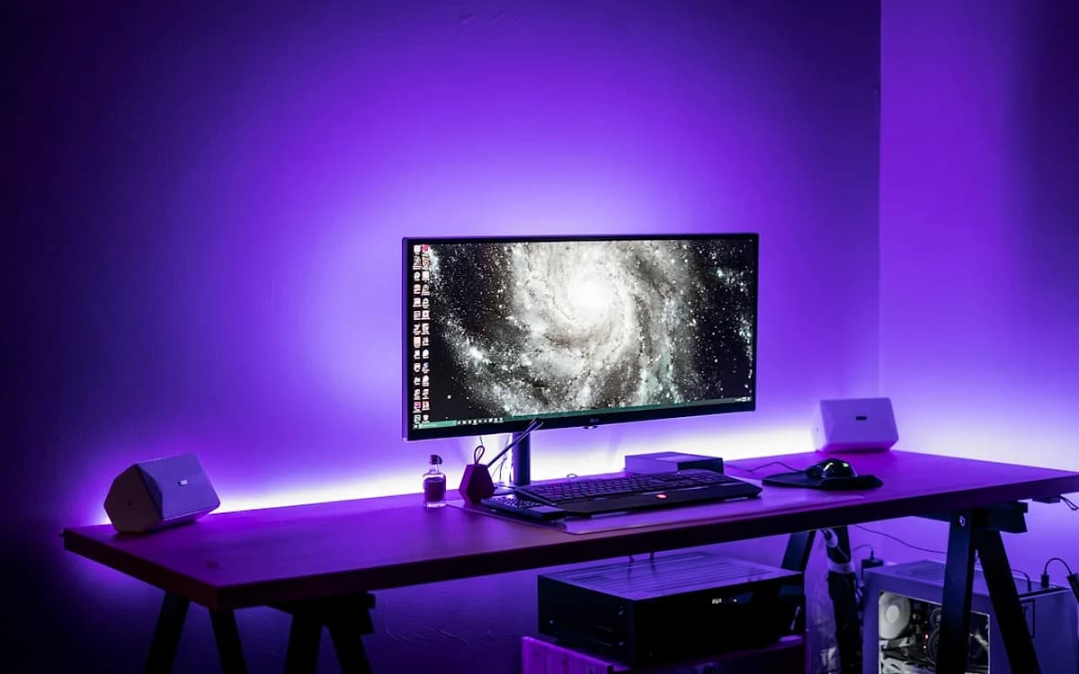 O Que é QoS no Roteador e Para Que Serve? Guia Completo Cabos de rede conectados a um roteador em close, representando o tráfego de dados de uma casa