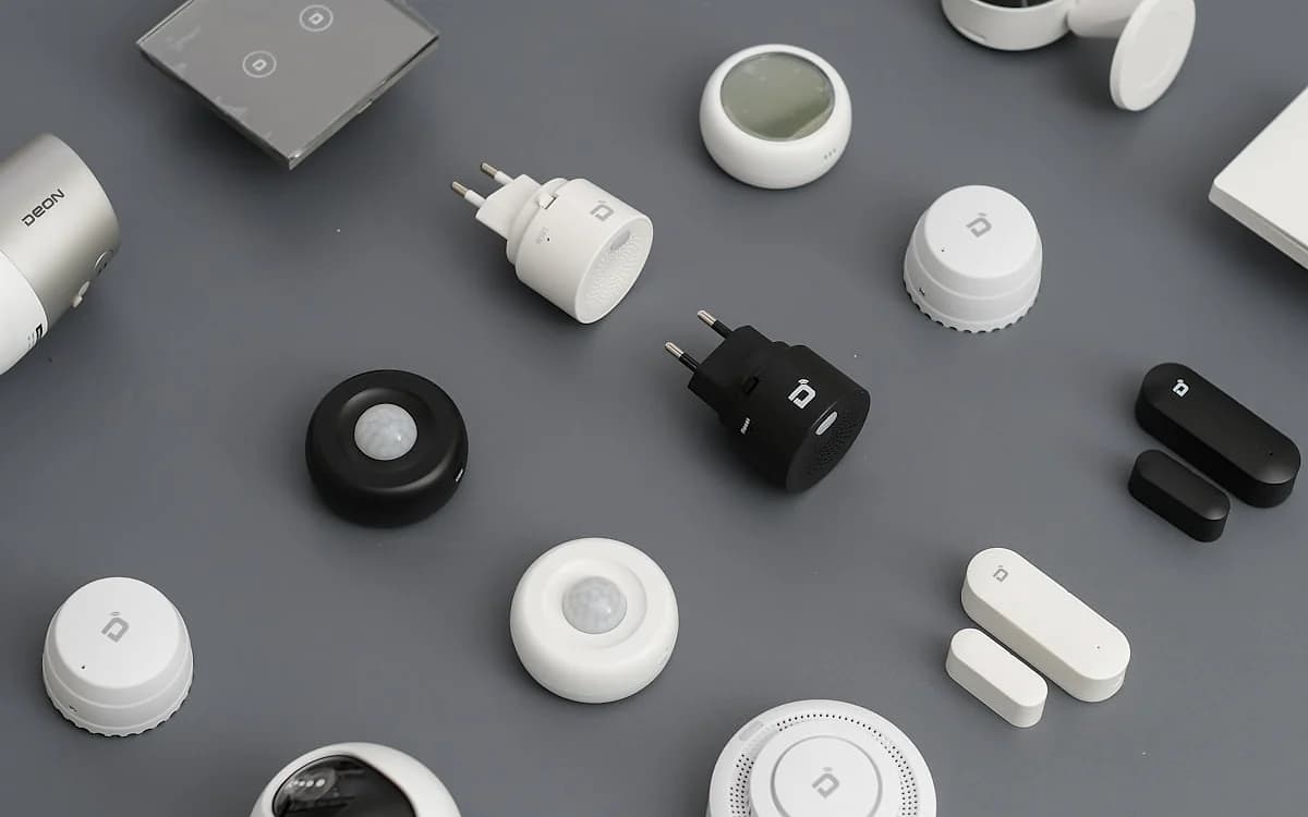 O Que é Wi-Fi Mesh e Como Funciona? Guia Completo Conjunto de pontos de rede mesh distribuídos por cômodos diferentes de uma casa