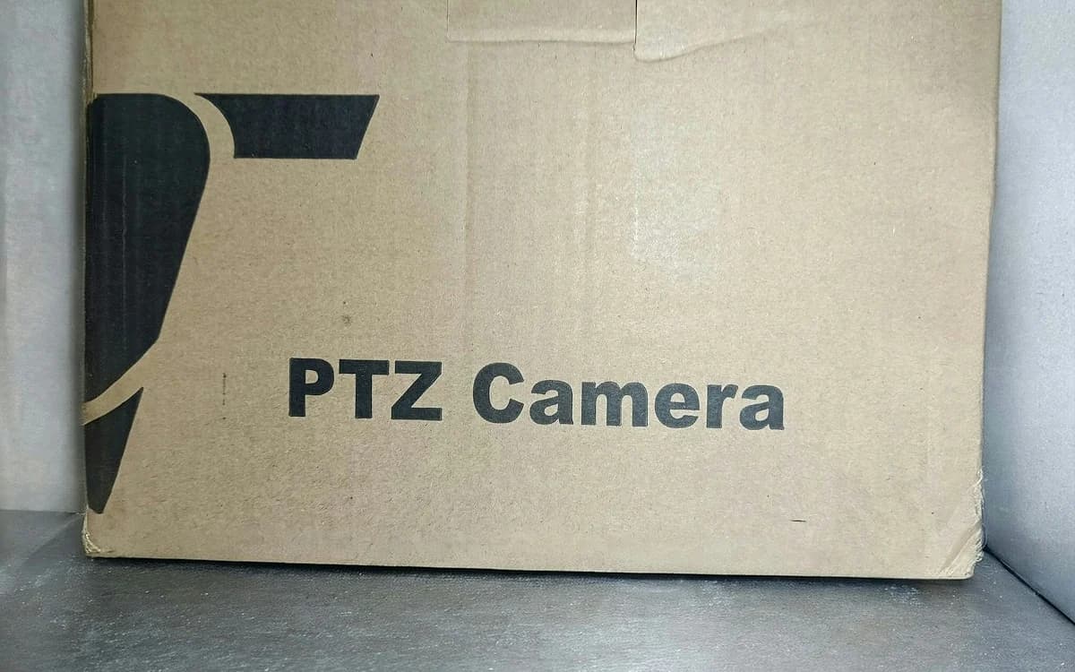 Review OBSBOT Tiny 3 2026 — Webcam PTZ com IA Vale a Pena? OBSBOT Tiny 3 em cima de monitor com streaming em andamento e rastreamento de rosto ativo