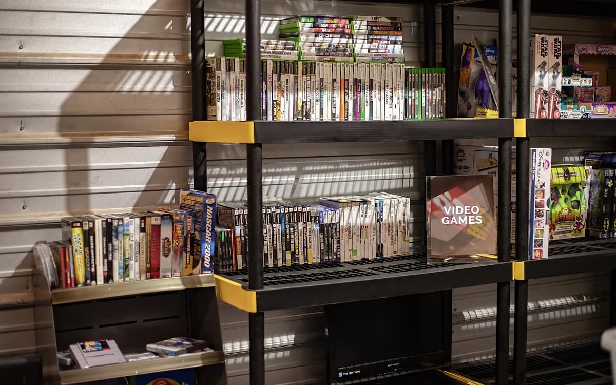 Onde comprar GTA 6 para Xbox na pré-venda Vitrine de loja especializada em videogames com prateleiras de jogos em destaque
