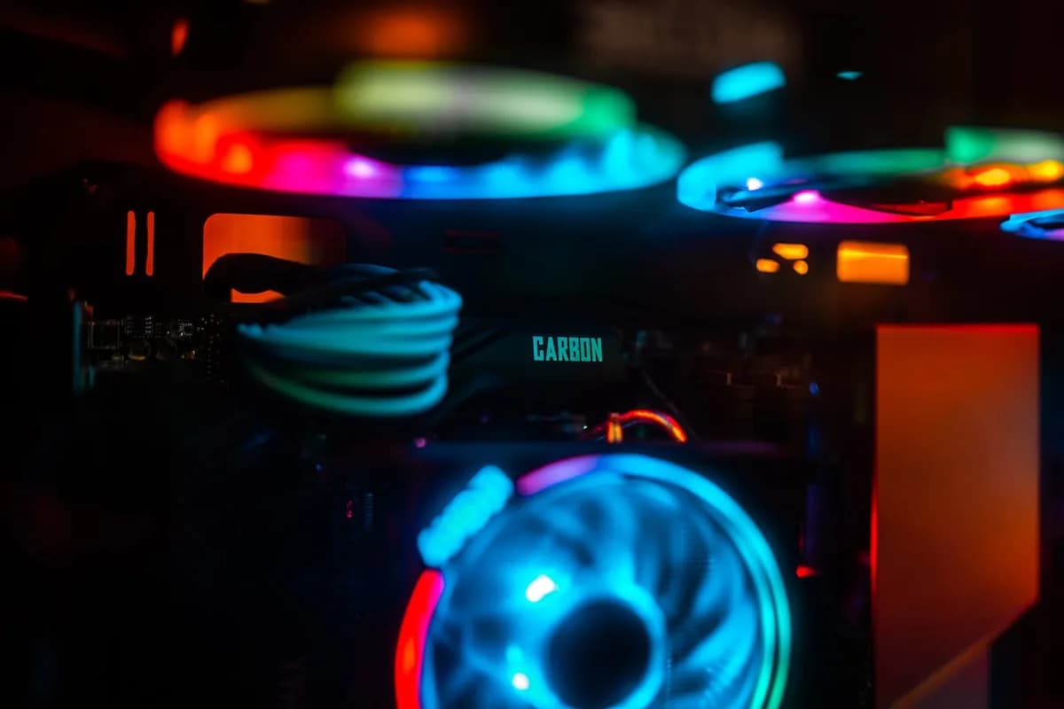Capa do guia de PC gamer de performance PC gamer de alta performance com gabinete RGB, monitor ultrawide e periféricos premium