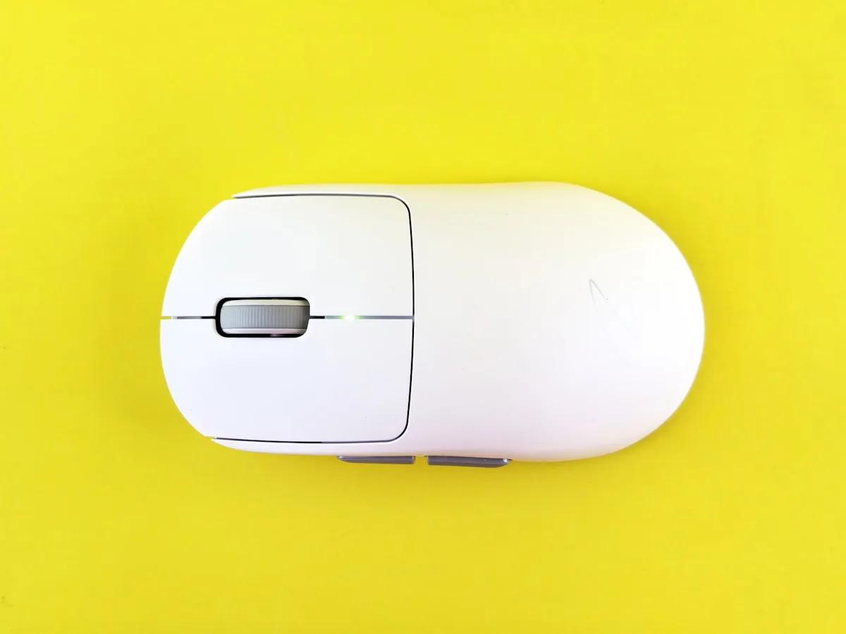 Pegada no Mouse: Palm, Claw ou Fingertip Comparativo das três pegadas de mouse gamer palm claw e fingertip com mãos segurando o mouse