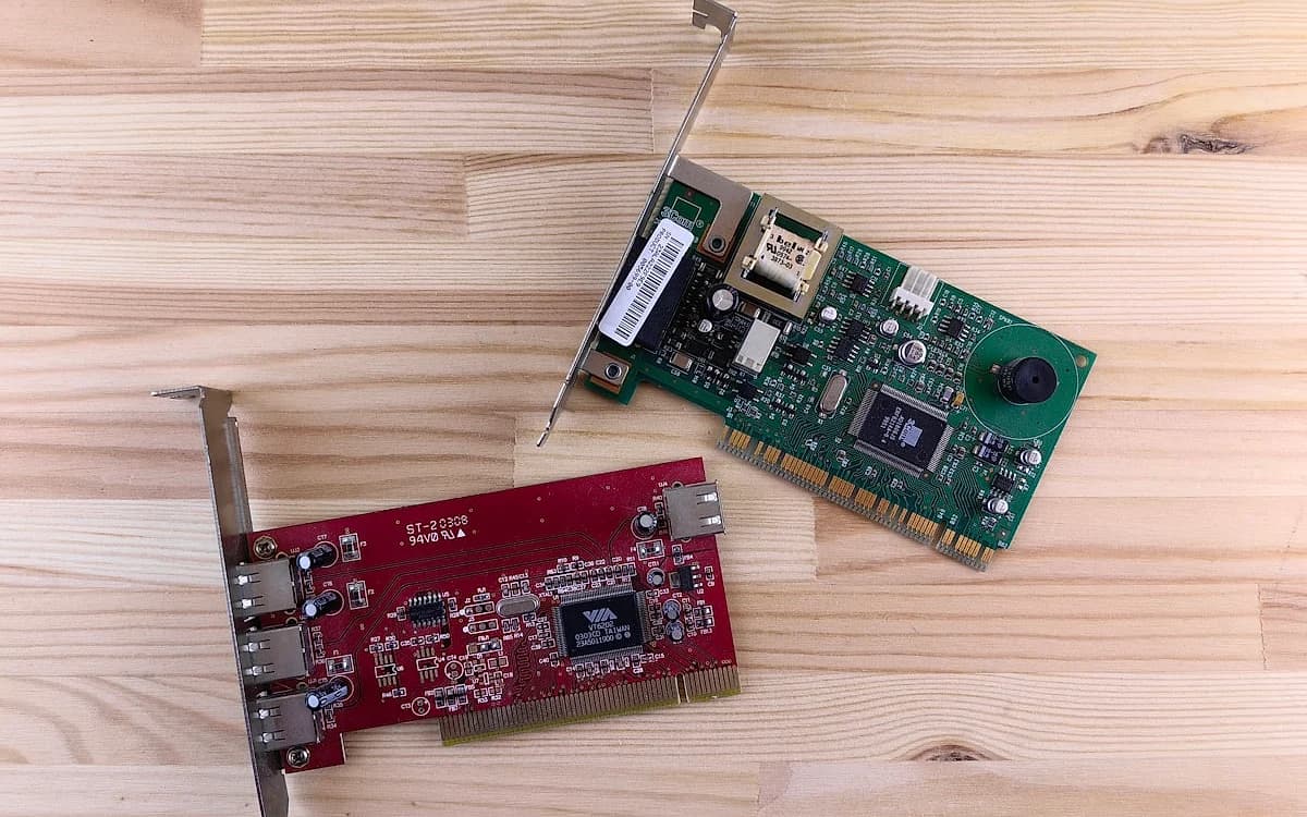 Placa de captura interna ou externa: comparativo completo 2026 Placa de captura interna PCIe e captura externa USB comparadas lado a lado para setup de live