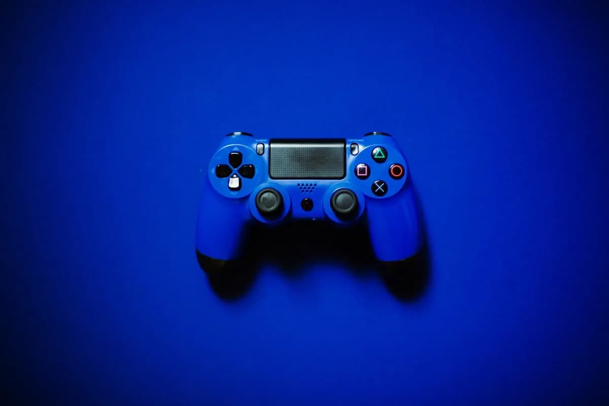 PS Plus para jogar GTA 6 online Controle DualShock azul iluminado sobre fundo escuro, símbolo de acesso à rede PlayStation online