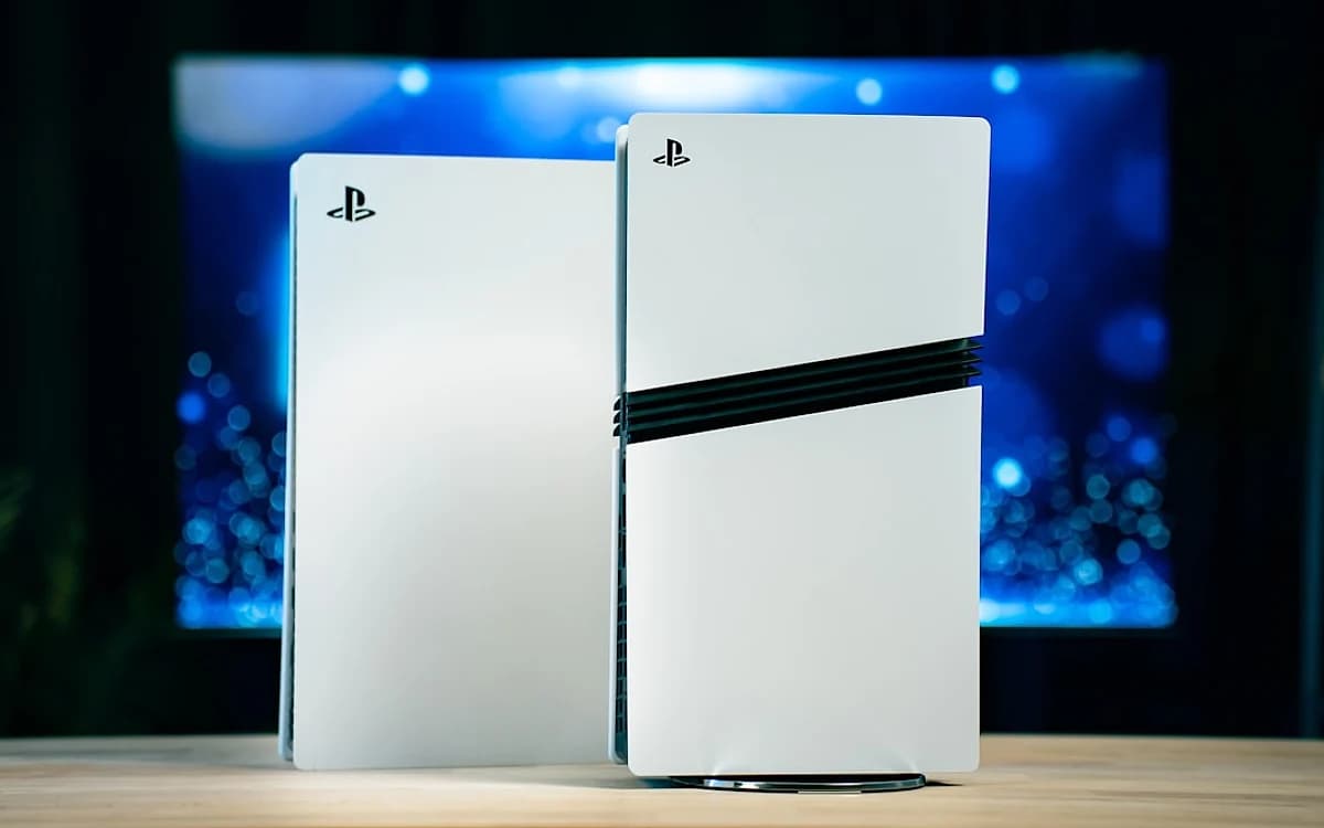 PS5 Slim ou PS5 Pro para GTA 6 Dois consoles PlayStation 5 lado a lado sobre um rack, com tela ao fundo em luz azul