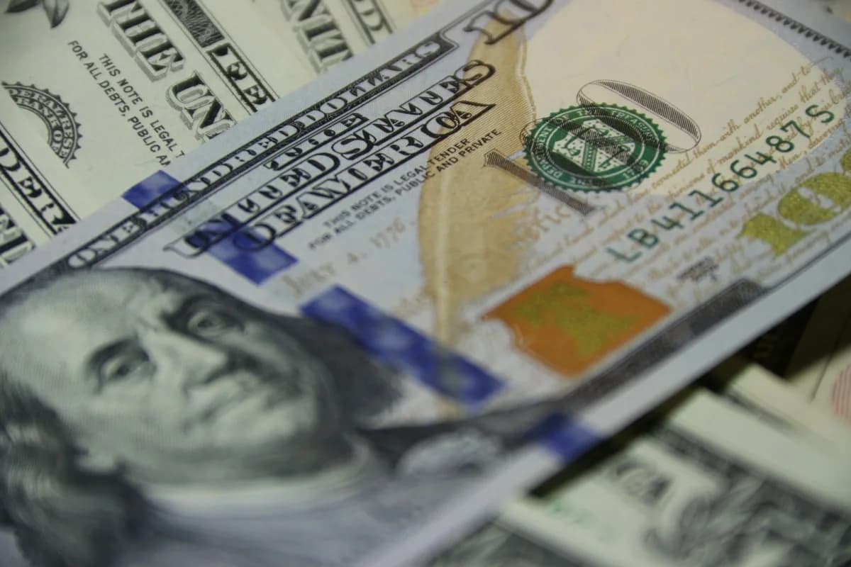 Notas de dólar simbolizando investimento bilionário Notas de cem dólares empilhadas representando o orçamento bilionário de uma grande produção