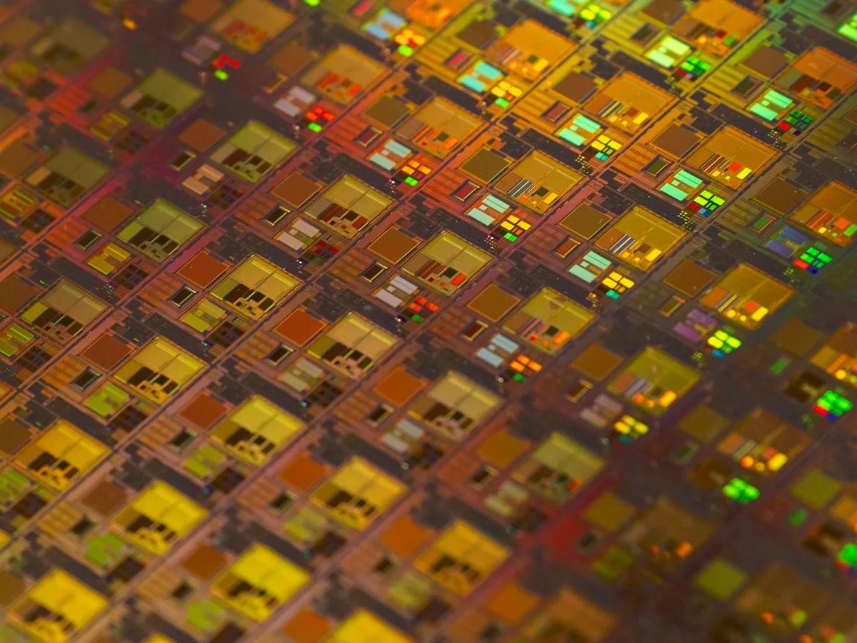 Quantos GB de RAM no Celular para Jogos em 2026? Celular Android exibindo configurações de memória RAM com gráfico de uso durante partida de jogo mobile
