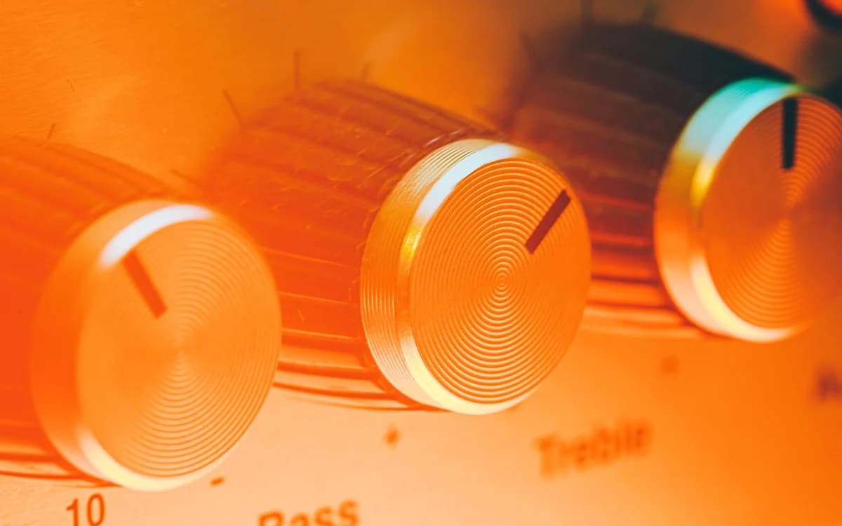 Quantos Watts RMS Ideal para Caixa de Som? Guia Completo Caixa de som com medição de potência RMS em watt mostrada em equipamento de áudio