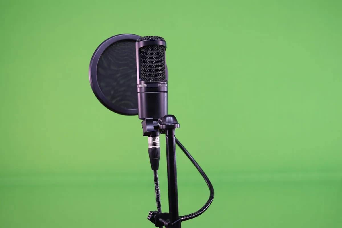 Razer Seiren V2 X Review 2026 — Vale a Pena? Razer Seiren V2 X microfone condensador USB em setup de stream com iluminação de fundo