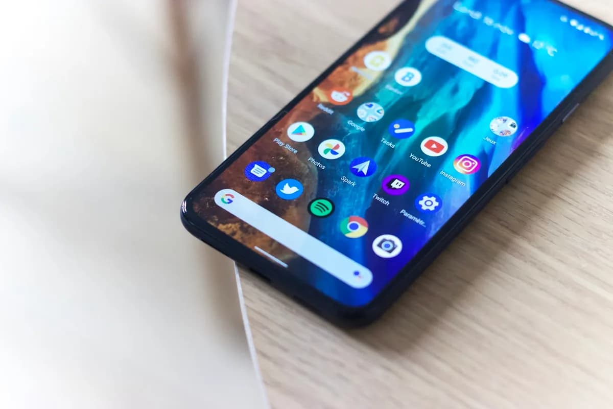 Review Redmi Note 2026 — Vale a Pena para Jogos? Xiaomi Redmi Note 14 5G com tela AMOLED 120Hz exibindo jogo mobile em sessão gamer