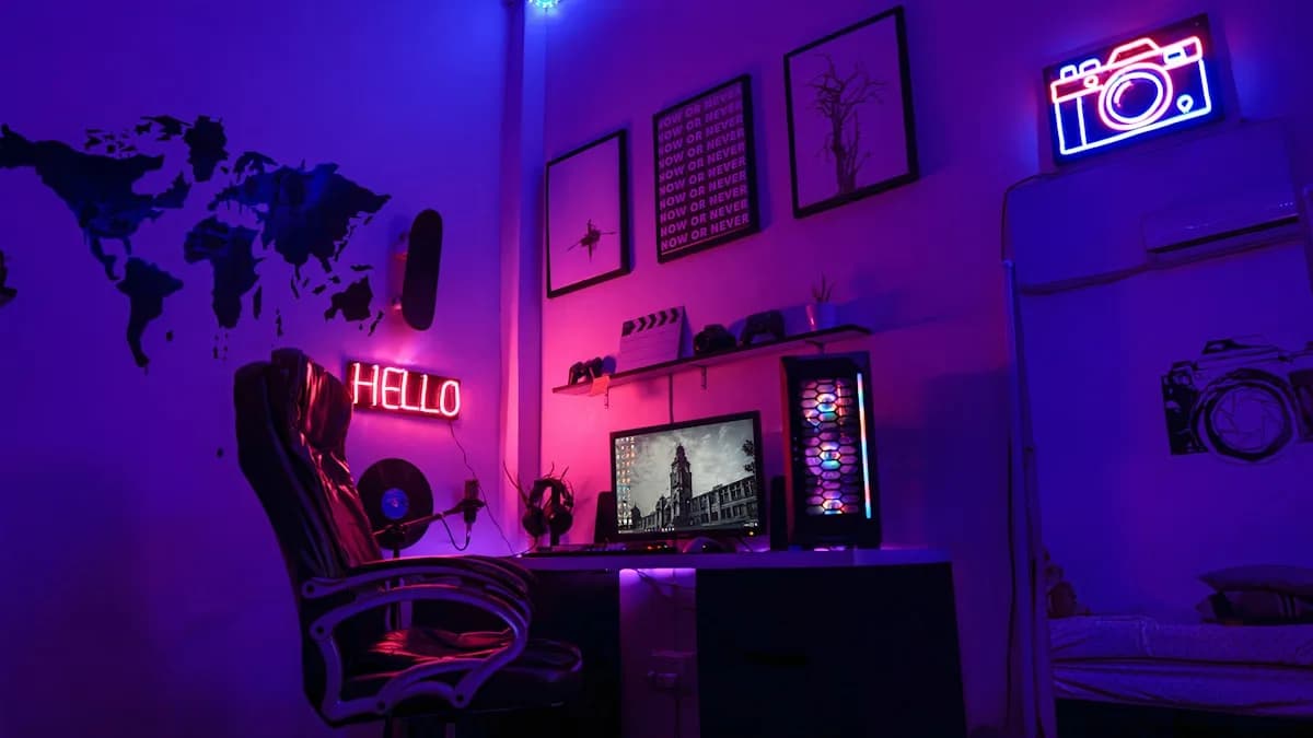 RGB ou ARGB: Qual a Diferença no Setup Gamer Quarto gamer com iluminação RGB neon roxa e gabinete com ventoinhas coloridas ao fundo