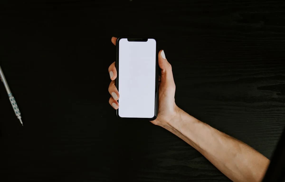 ROG Phone ou celular custo-benefício: qual escolher em 2026 ASUS ROG Phone 8 Pro ao lado de celular intermediário gamer Android mostrando diferença de design e recursos