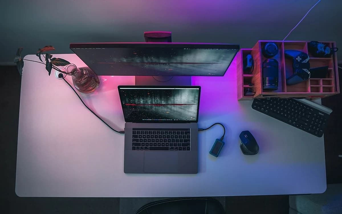 Roteador Gamer Vale a Pena em 2026 Roteador gamer com antenas externas ligado sobre mesa de setup ao lado de um PC