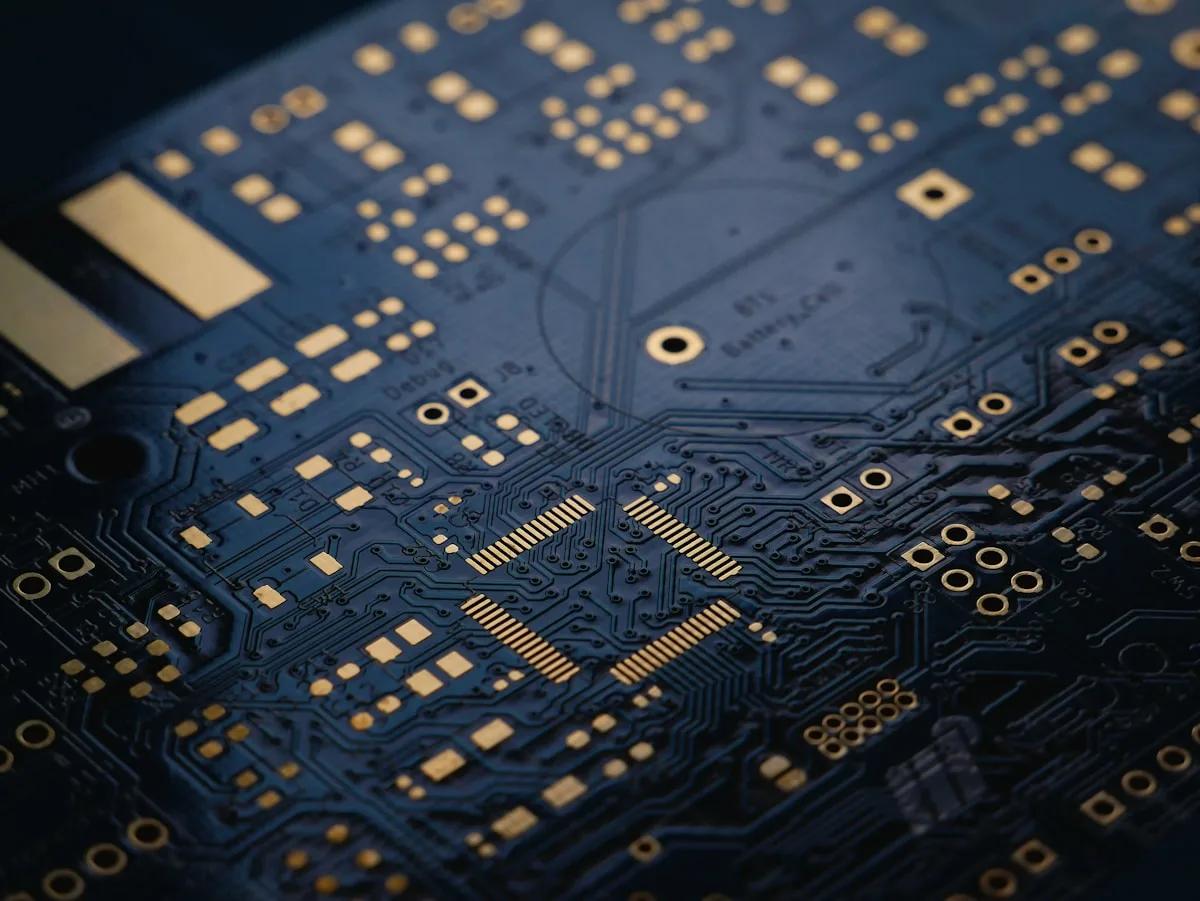 Snapdragon ou MediaTek: qual o melhor para jogos em 2026 Chips Snapdragon e MediaTek Dimensity lado a lado em comparativo de desempenho para jogos Android em 2026