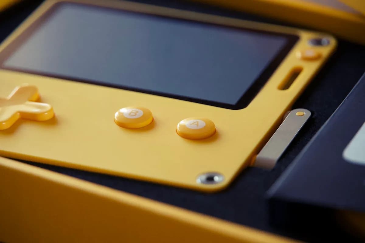 Steam Deck OLED ou LCD: Qual Vale Mais em 2026 Tela e botões de um PC portátil gamer em close-up, contexto do comparativo Steam Deck OLED ou LCD
