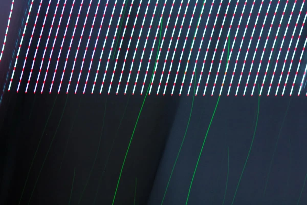 Steam Deck OLED: Análise Completa e Preço no Brasil Painel com listras de luz coloridas e traços verdes sobre fundo escuro, contexto de tela OLED e tecnologia