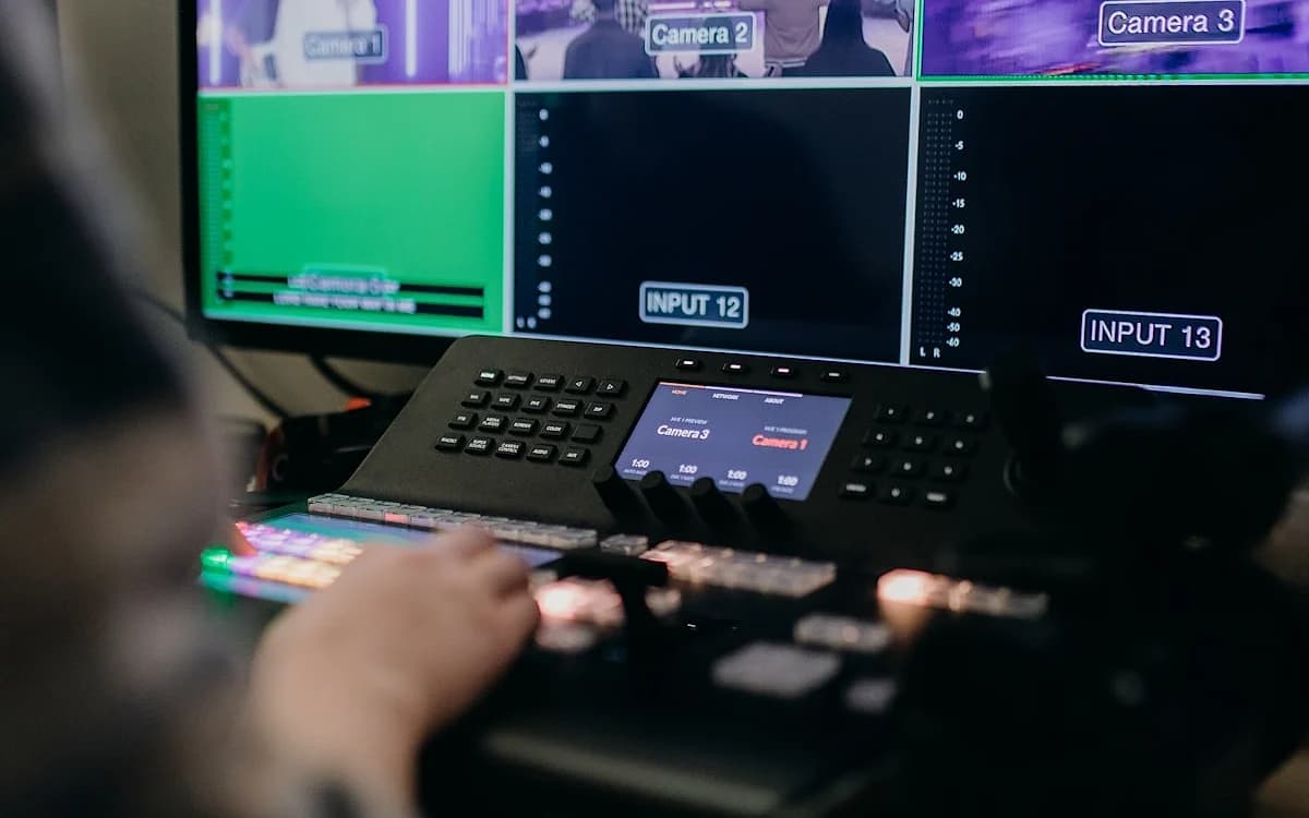 Stream Deck ou Steam Deck: a diferença que todo mundo confunde Elgato Stream Deck MK.2 — controlador de live com teclas LCD programáveis para streamers