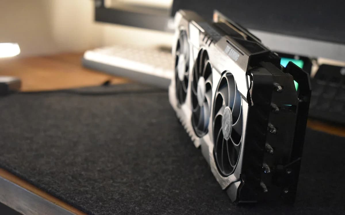 Suporte Vertical do PS5 Vale a Pena? Danifica o Console? PS5 posicionado na vertical com suporte multifuncional e cooler em setup gamer