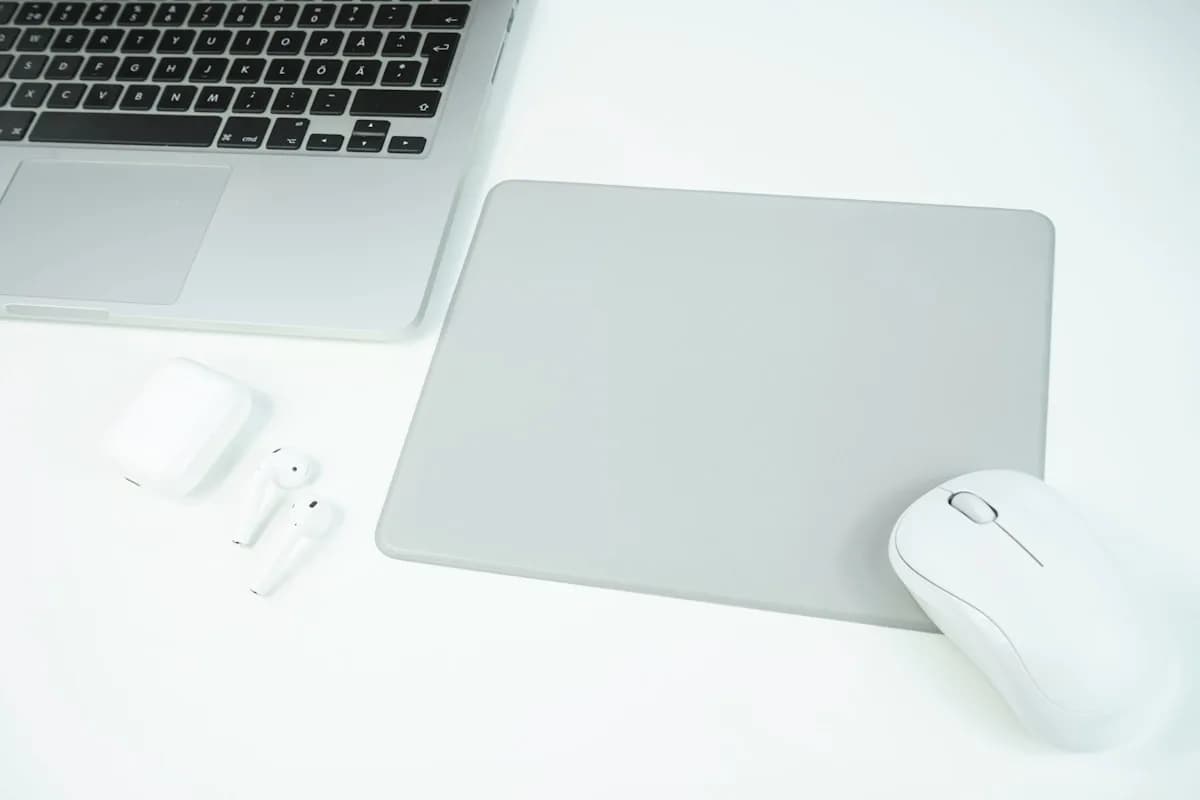 Tamanho Ideal de Mousepad Gamer — Guia e Tabela 2026 Comparação de mousepads gamer em tamanhos médio, XL e extended sobre mesa gamer