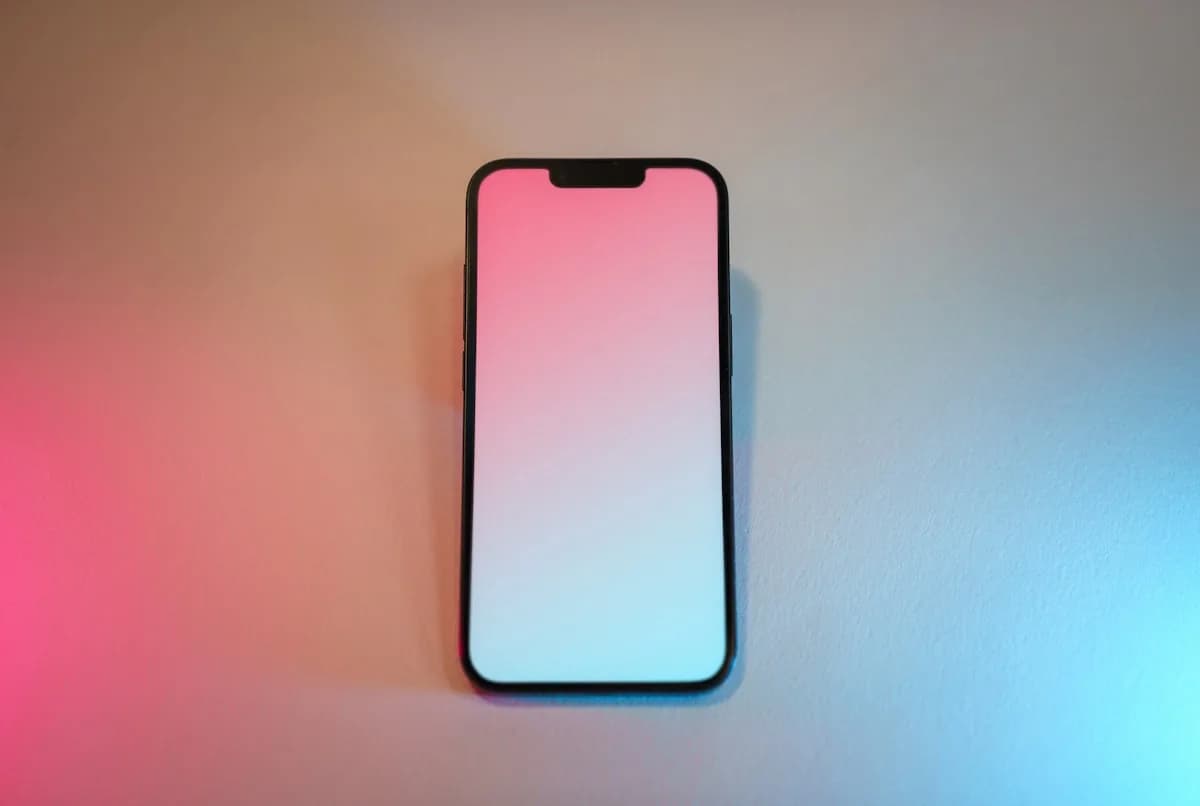 Taxa de Atualização 120Hz Vale a Pena para Jogos no Celular? Tela de smartphone Android exibindo jogo mobile fluido com 120Hz ao lado de comparativo visual com tela de 60Hz