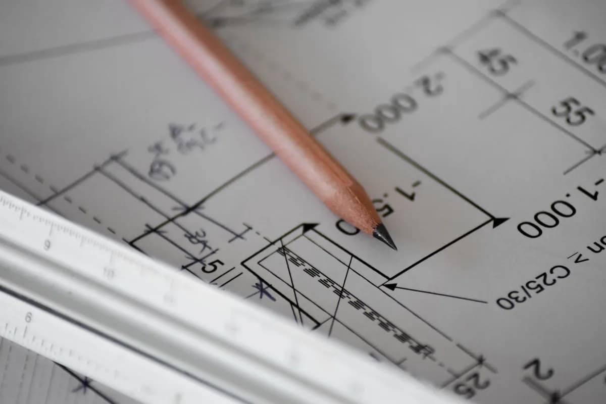 Throw Ratio: Qual a Distância do Projetor para a Tela Lápis apontando sobre uma planta baixa técnica com réguas, ângulos e medidas de distância desenhadas