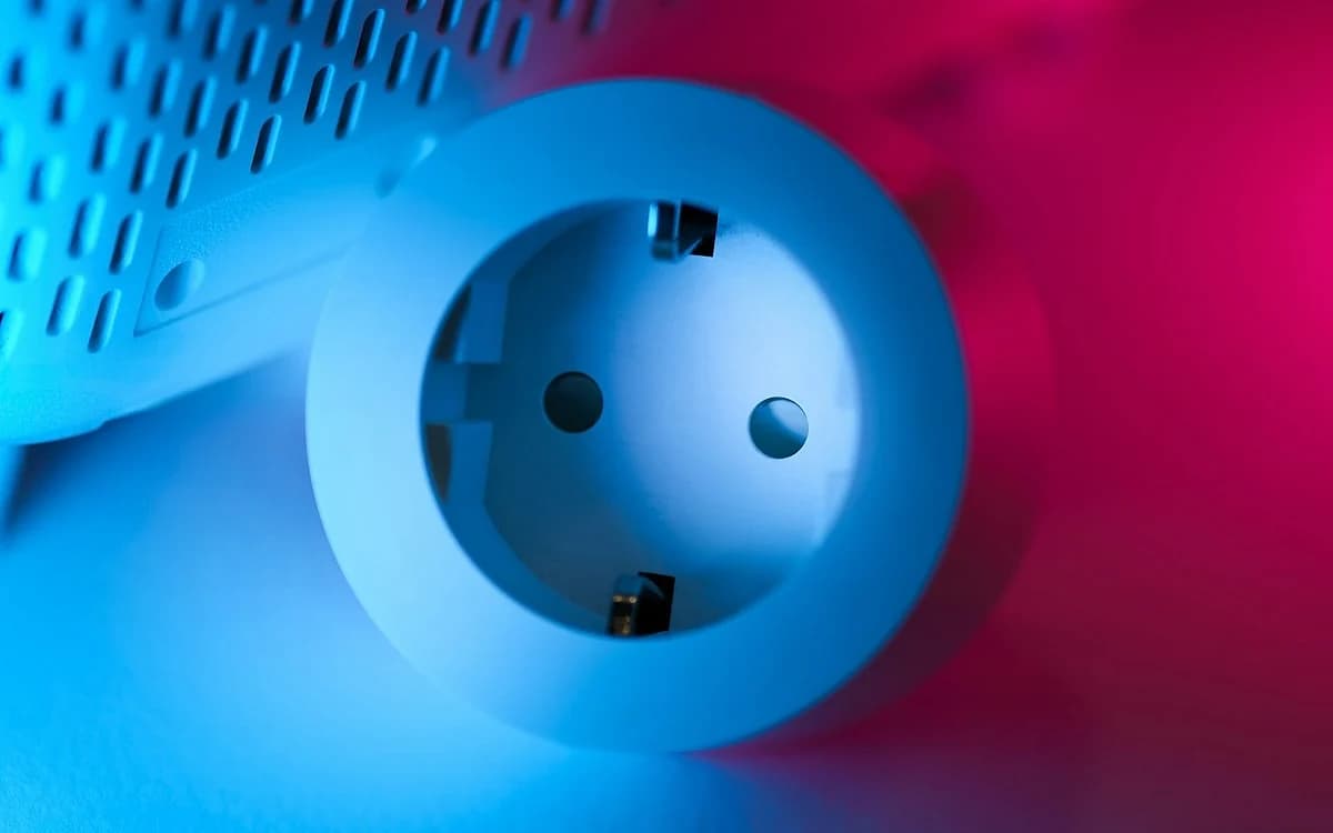 Review TP-Link RE605X em 2026 Repetidor Wi-Fi plugado em tomada de parede em ambiente doméstico