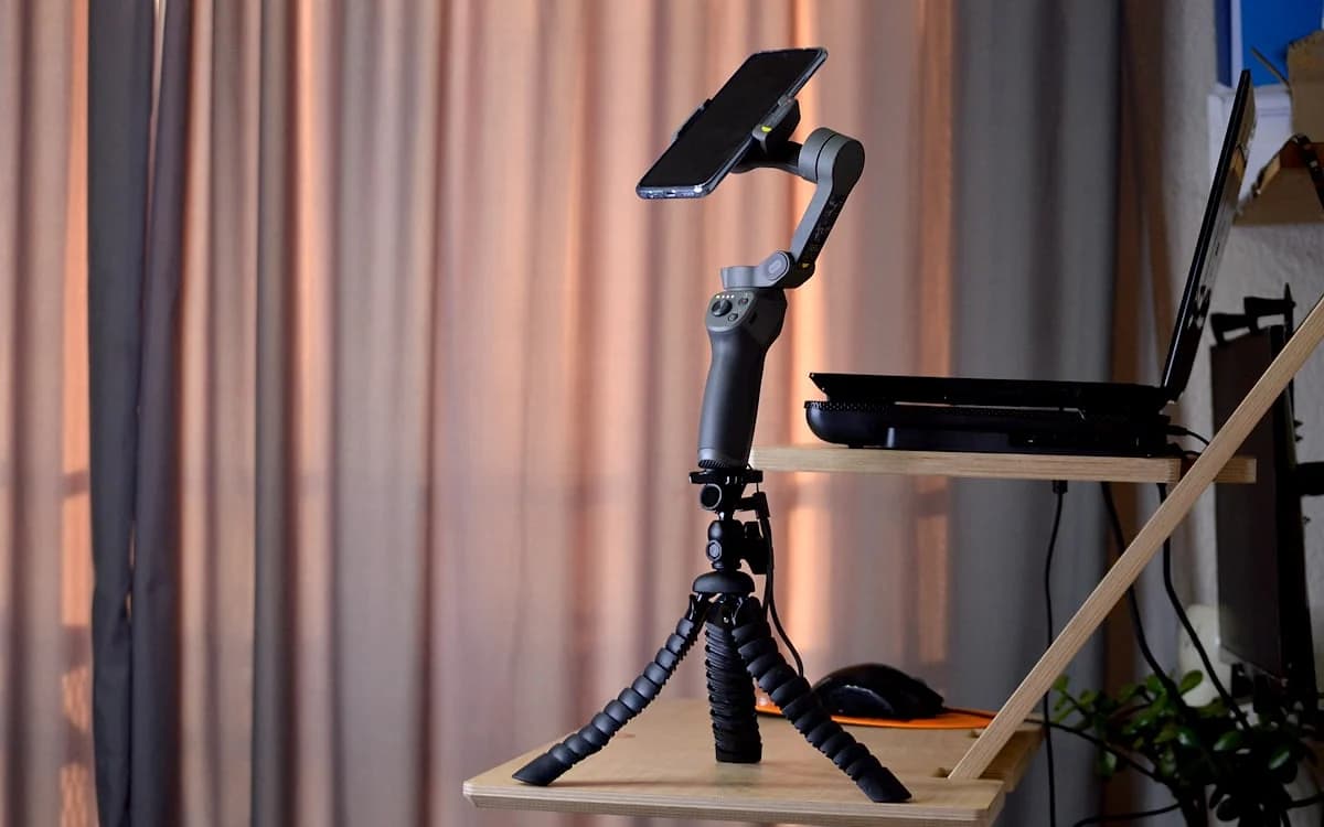 Tripé e Suporte para Webcam: Melhores em 2026 Tripé ajustável com webcam posicionada na altura dos olhos em setup de streaming com ring light ao fundo