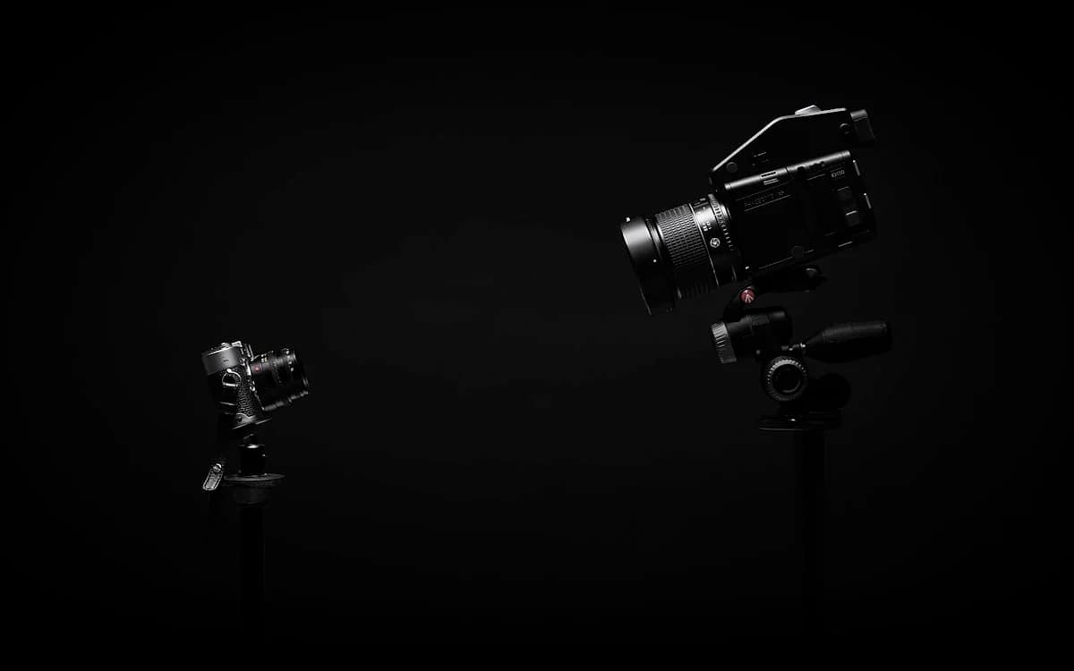 Como Usar Câmera DSLR e Mirrorless como Webcam — Guia 2026 Câmera mirrorless Sony conectada a notebook via cabo USB para usar como webcam em live