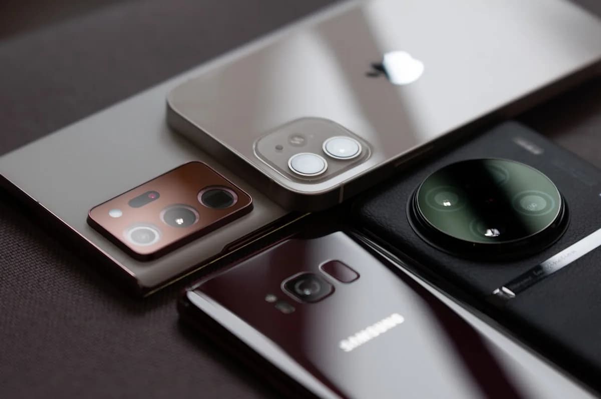 Vale a Pena Celular Caro para Jogos em 2026? Celular gamer flagship em bancada com game aberto e HUD de FPS na tela