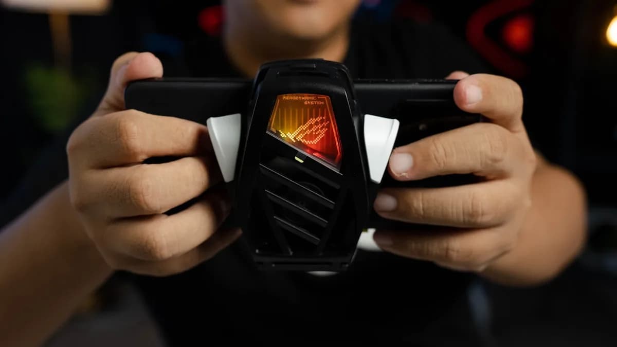 Vale a Pena um Celular Gamer em 2026? Controle e celular gamer Android com tela de 144Hz exibindo jogo mobile competitivo em alta qualidade gráfica
