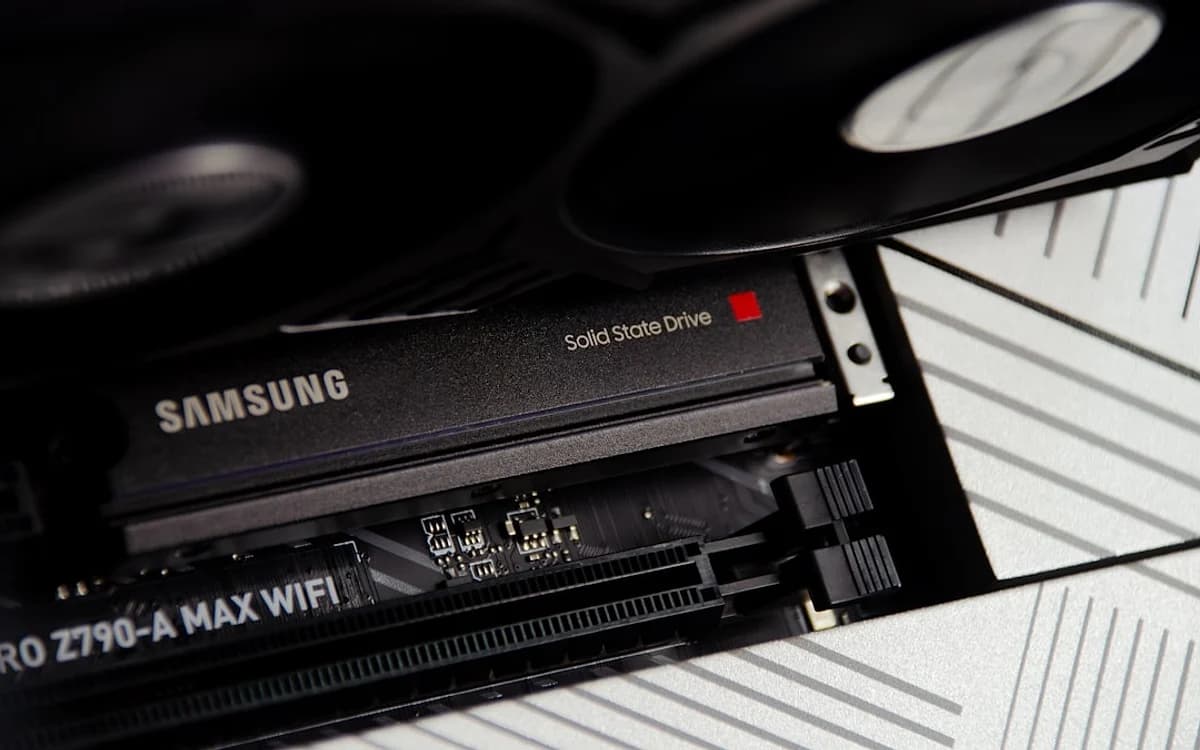 Vale a Pena Colocar SSD no PS5 em 2026? SSD M.2 NVMe com dissipador pronto para instalação no slot de expansão do PS5