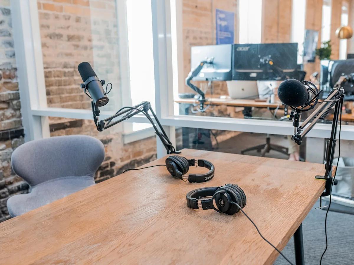 Vale a pena microfone caro? Premium vs custo-benefício para stream e podcast Microfone profissional em braço articulado sobre mesa de estúdio com setup de criador de conteúdo