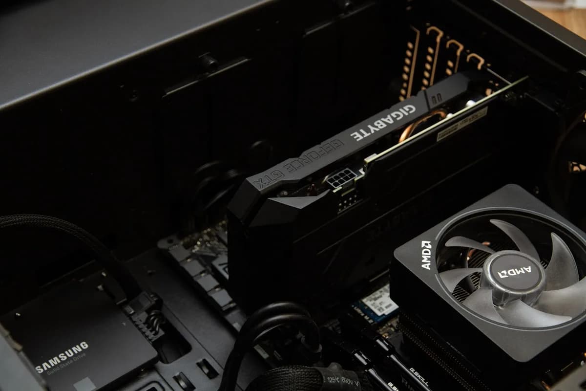Vale a Pena PC Gamer Barato em 2026? Setup de PC gamer barato com monitor, teclado e mouse em mesa organizada