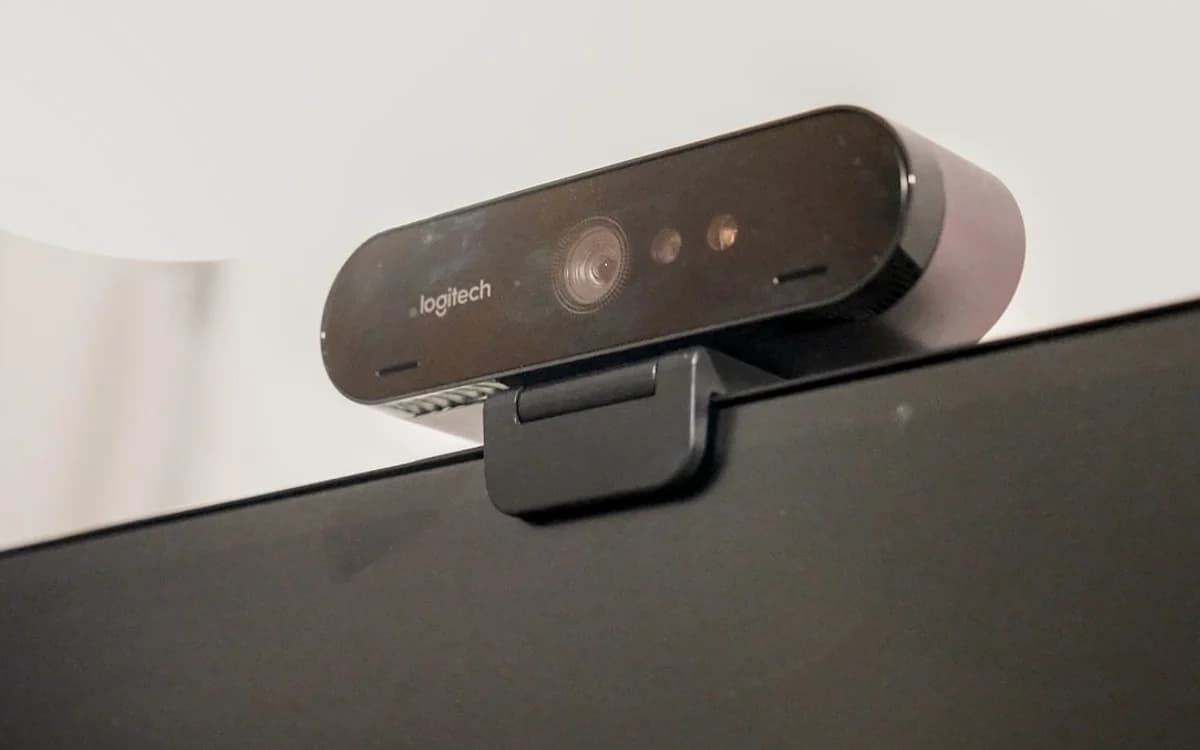 Webcam 4K Vale a Pena para Live? Análise Real em 2026 Setup de streamer com webcam 4K sobre monitor e iluminação de led no fundo
