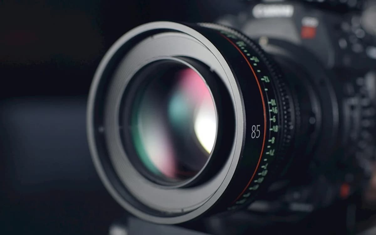 Webcam ou câmera mirrorless para live: comparativo 2026 Webcam Logitech Brio 500 e câmera mirrorless Sony ZV-E10 comparadas para uso em live streaming