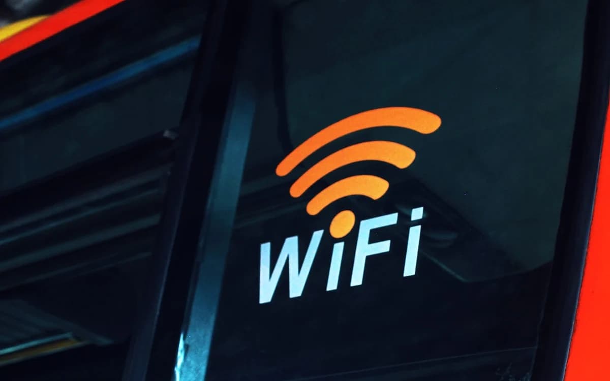 Wi-Fi 6 vs Wi-Fi 7: qual escolher em 2026 Roteador Wi-Fi moderno sobre mesa de setup gamer com antenas e luzes de status acesas