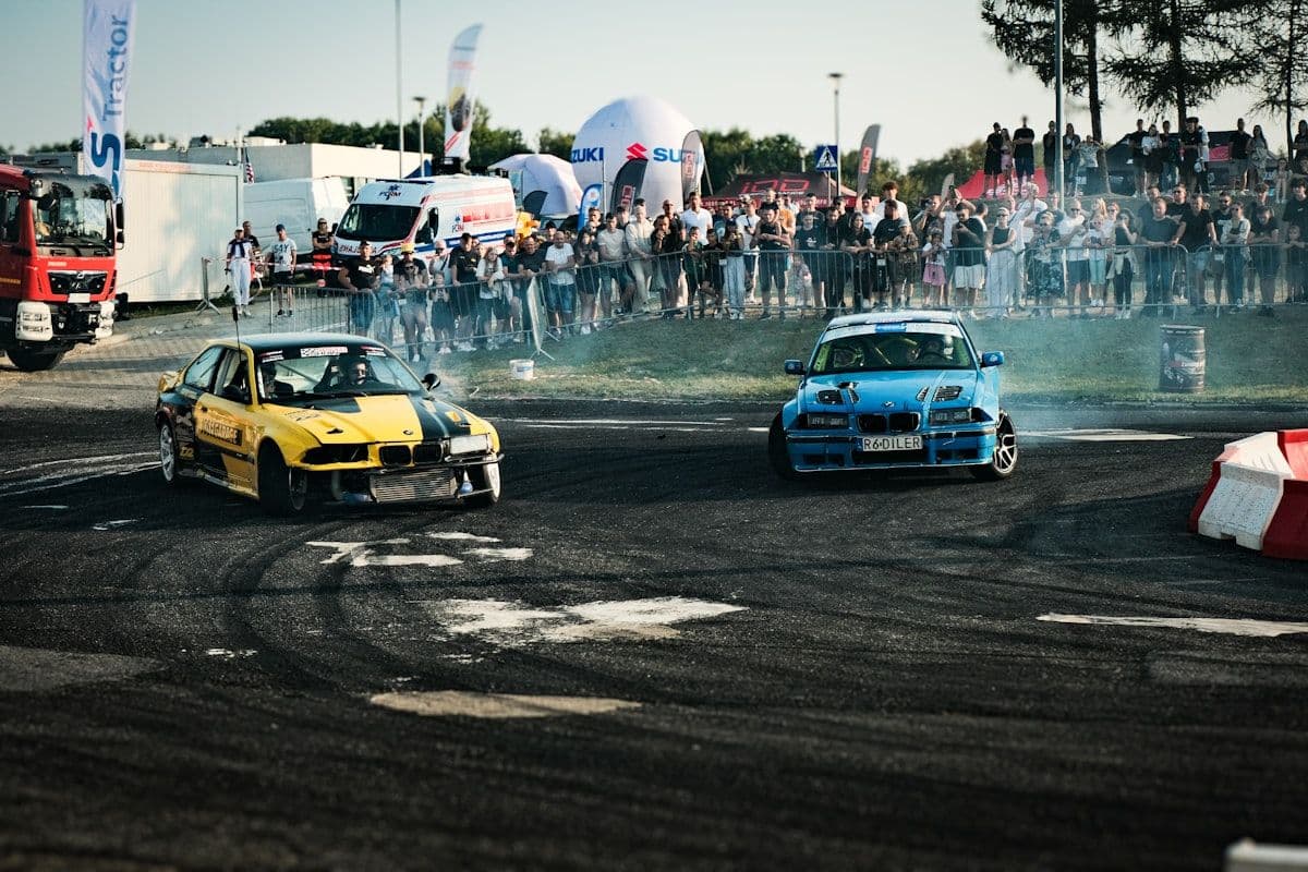 Carros acelerando em uma pista de corrida emocionante Grupo de carros competindo em alta velocidade em uma pista de corrida emocionante