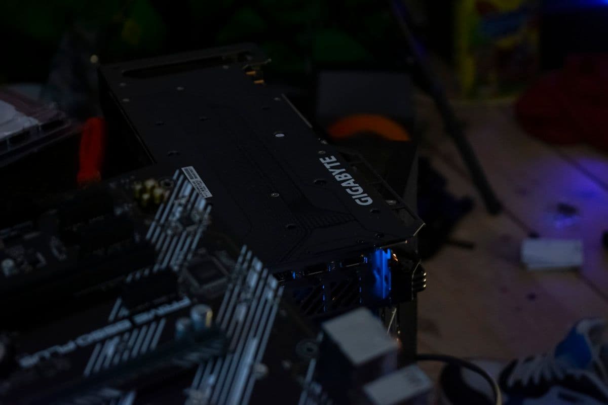 Placa de vídeo Gigabyte para RTX 5060 e 5060 Ti Placa de vídeo Gigabyte instalada em um computador, ideal para RTX 5060 e 5060 Ti