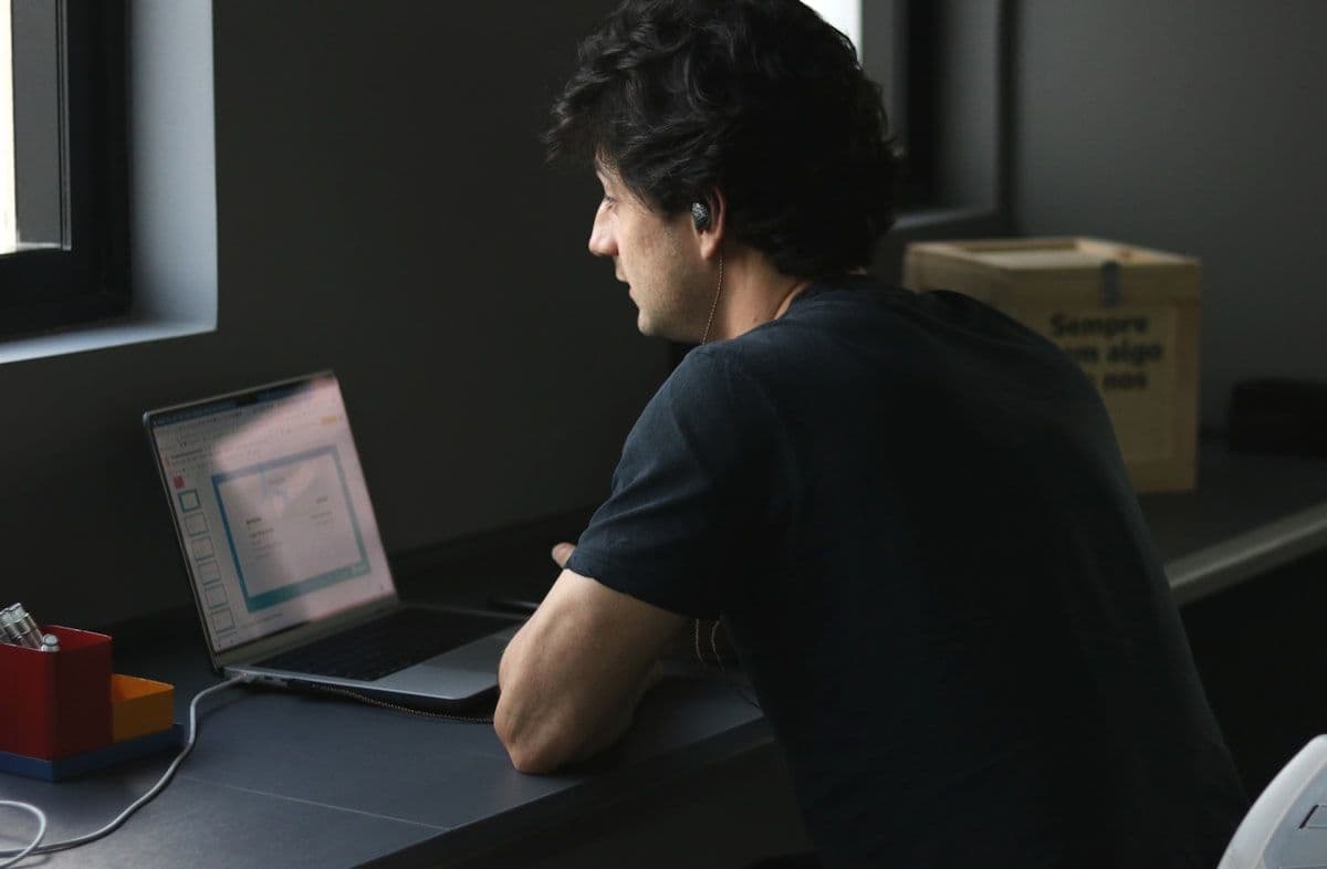 Homem avaliando Joyo Tecnologia Brasil Ltda no laptop Homem sentado em uma mesa com um laptop, analisando informações sobre Joyo Tecnologia Brasil Ltda