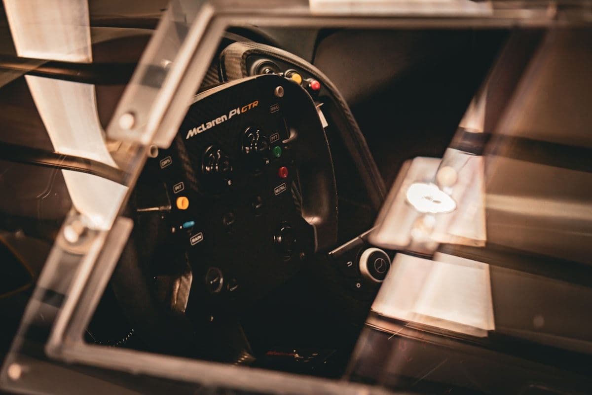Volante e painel de carro para jogos de corrida Volante e painel de controle de um carro, simbolizando a experiência em jogos de corrida.