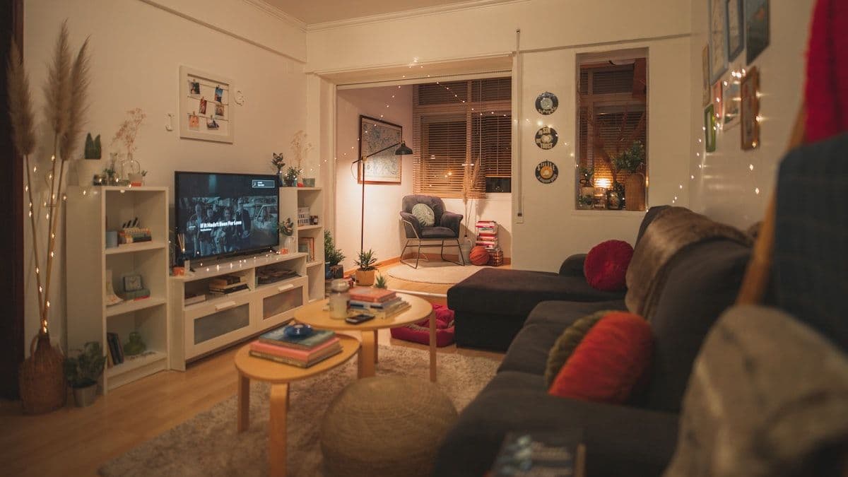 Sala de estar com smart TV e móveis modernos Sala de estar aconchegante com móveis modernos e uma smart TV de tela plana