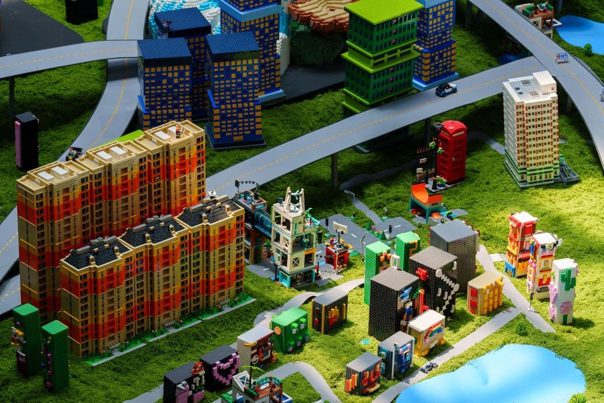 Cenário de cidade em miniatura com detalhes impressionantes Cenário detalhado de cidade em miniatura com construções variadas e realistas