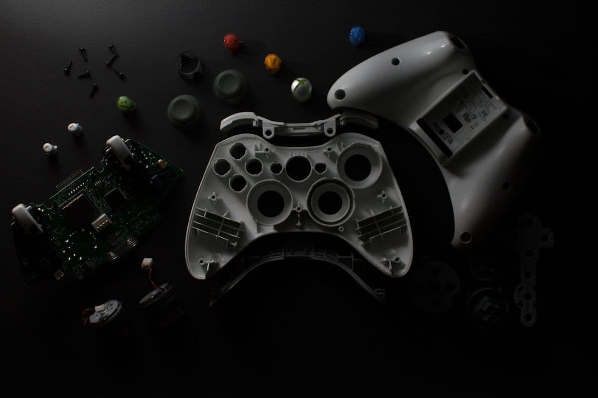 Controle de videogame em mesa - tecnologia em ação Controle de videogame sobre uma mesa, representando a interatividade tecnológica